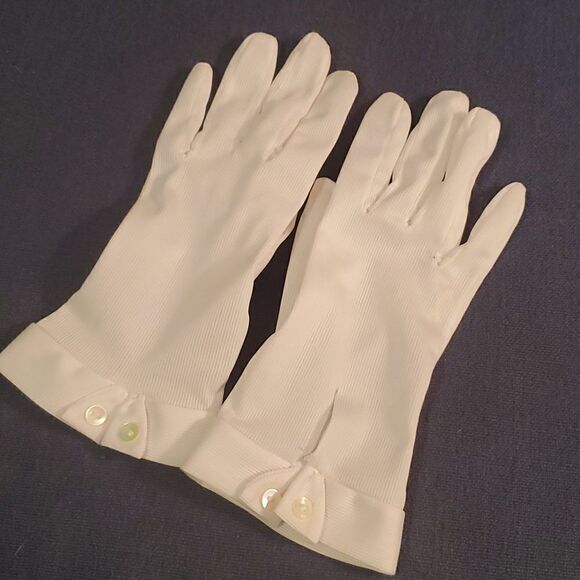 Vintage white gloves with button flip - Picture 2 of 8